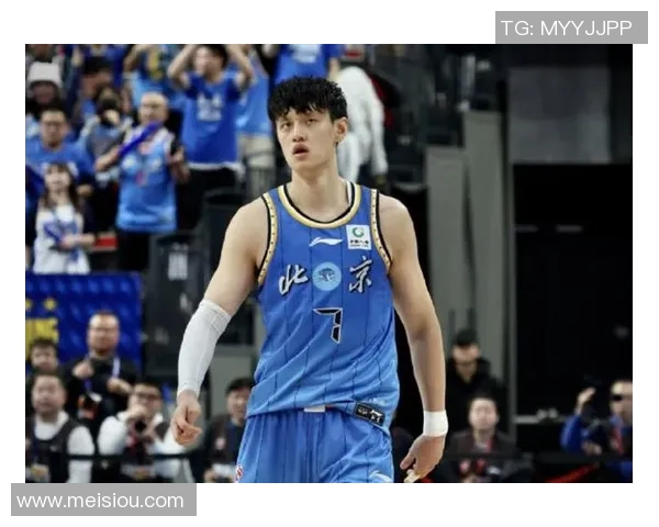 曾凡博的篮球之路：从青涩少年到赛场明星的成长故事